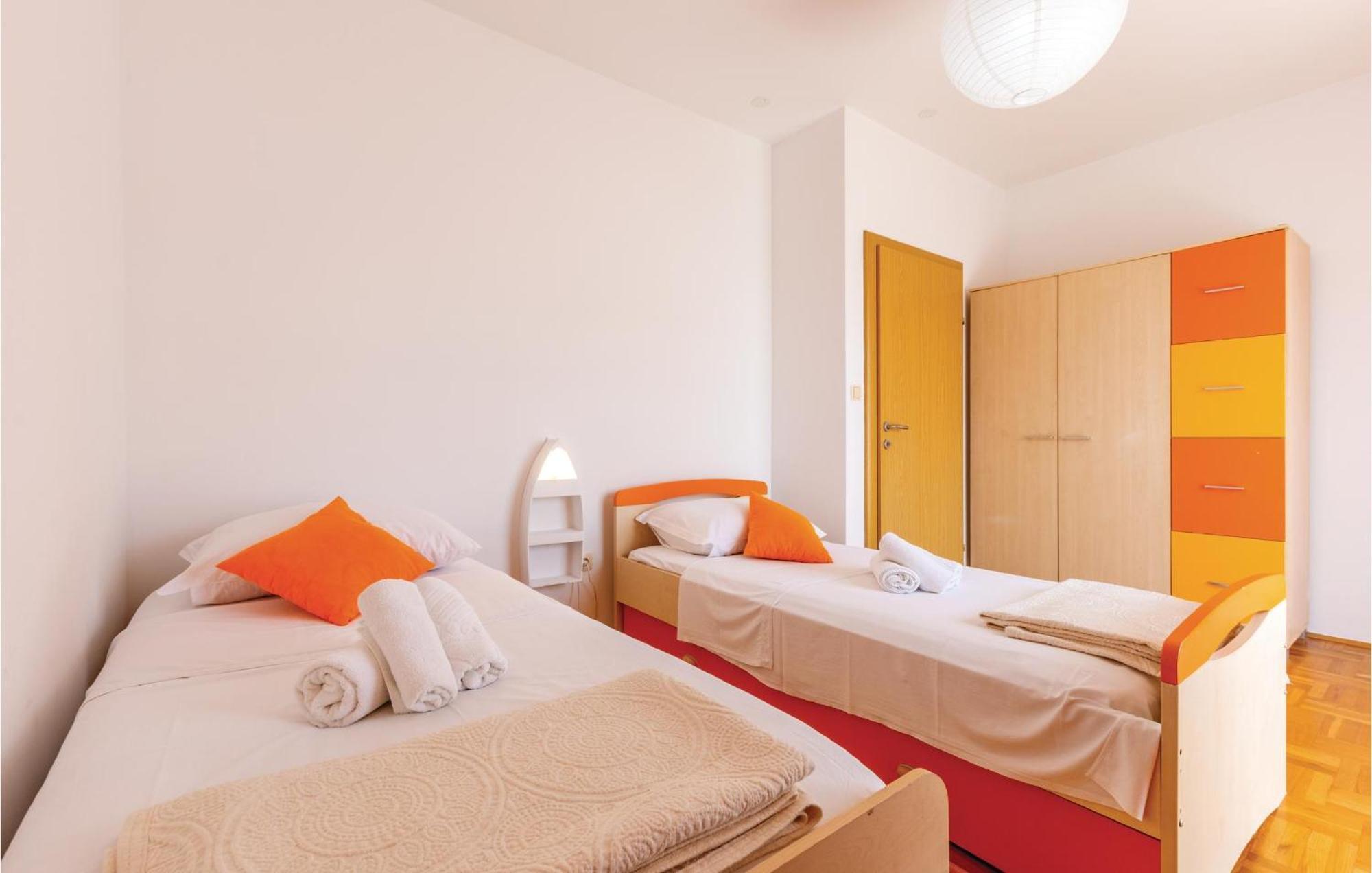 Cozy Home In Kastel Luksic With Wifi คาชเตลา ภายนอก รูปภาพ
