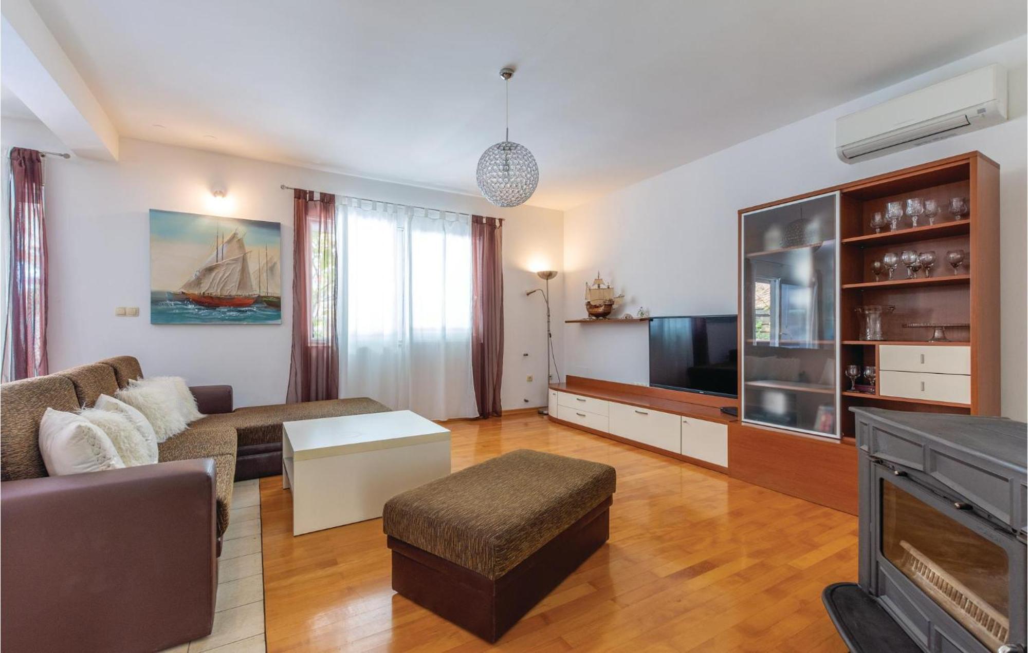 Cozy Home In Kastel Luksic With Wifi คาชเตลา ภายนอก รูปภาพ