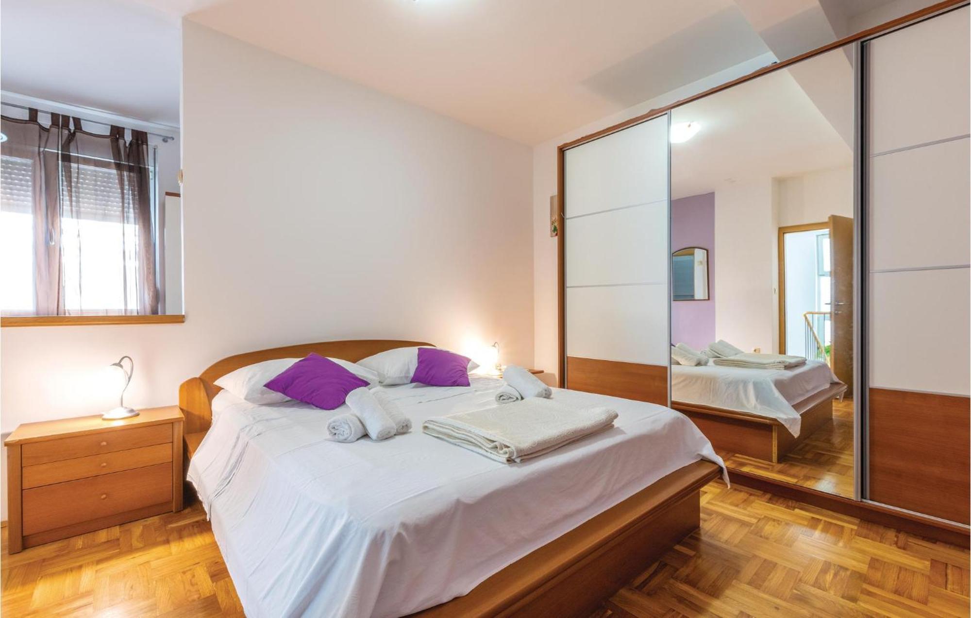 Cozy Home In Kastel Luksic With Wifi คาชเตลา ภายนอก รูปภาพ