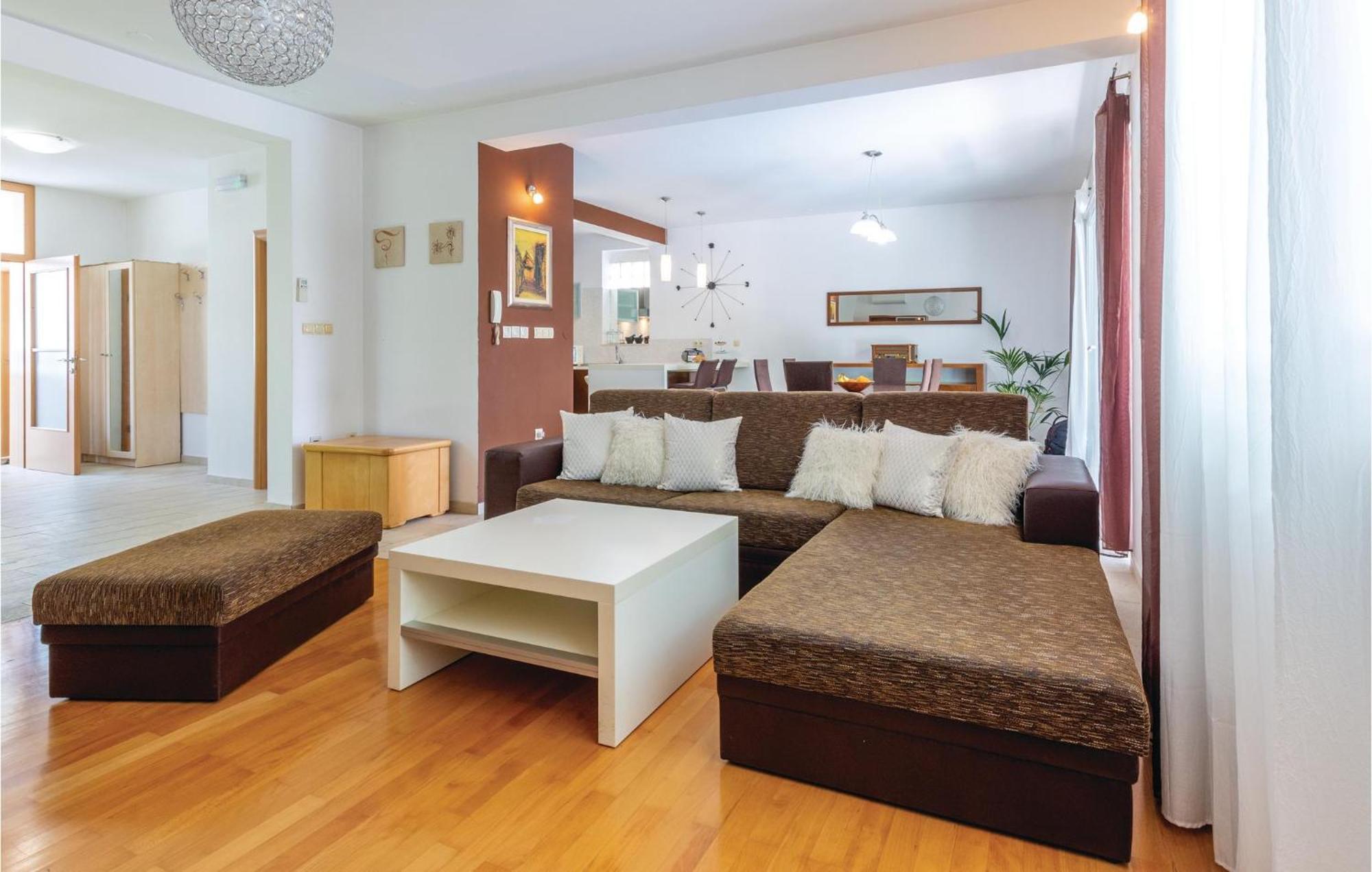 Cozy Home In Kastel Luksic With Wifi คาชเตลา ภายนอก รูปภาพ